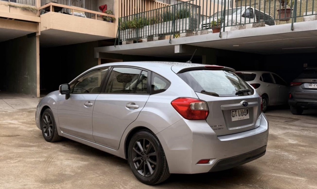 Subaru Impreza Sport vista lateral trasera