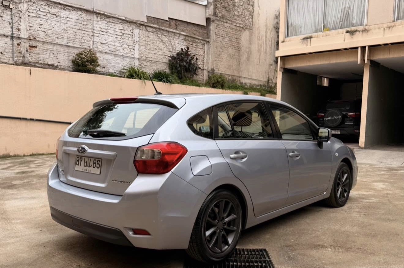 Subaru Impreza Sport vista posterior